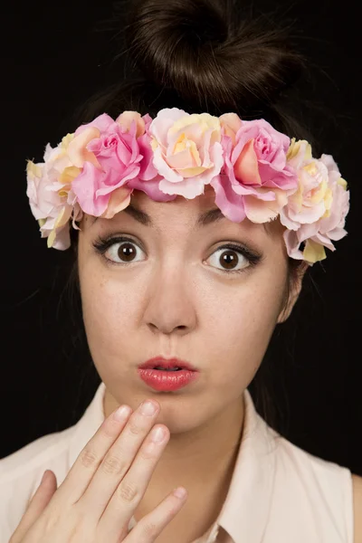 Linda menina adolescente vestindo coroa floral com um expressi surpreendido — Fotografia de Stock