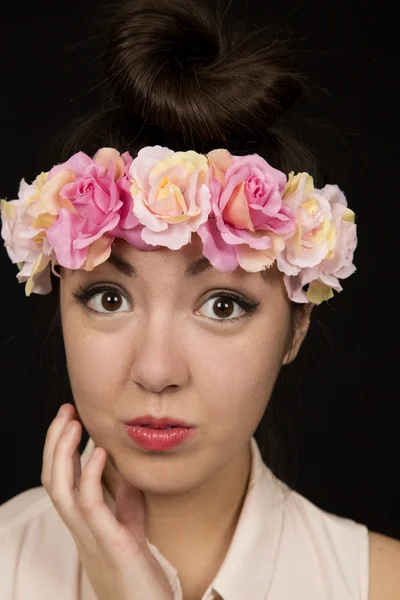 Roztomilé dospívající dívka se zblízka na sobě květinová čelenka — Stock fotografie