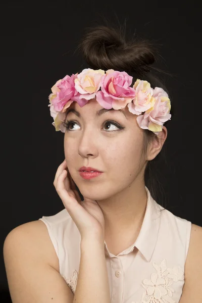 Krásná brunetka teen model s květinovou korunou — Stock fotografie