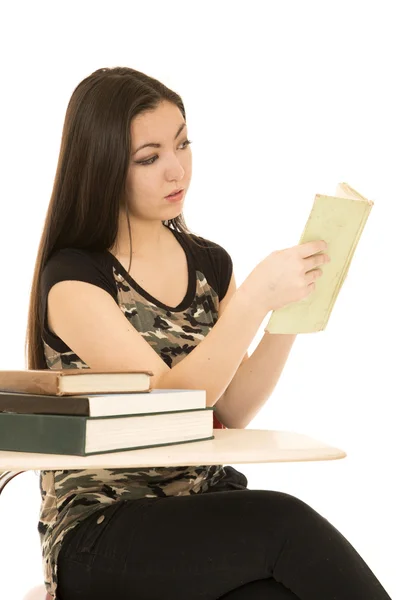 Studentin sitzt an ihrem Schreibtisch und liest Buch — Stockfoto