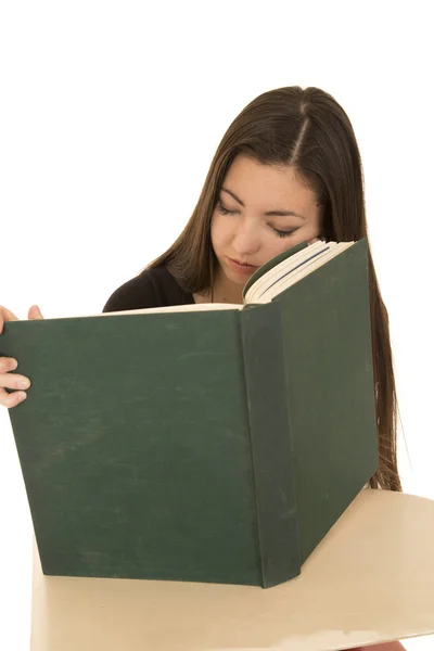 Asyalı kız okul masasında uyku tutun onun kitabı — Stok fotoğraf