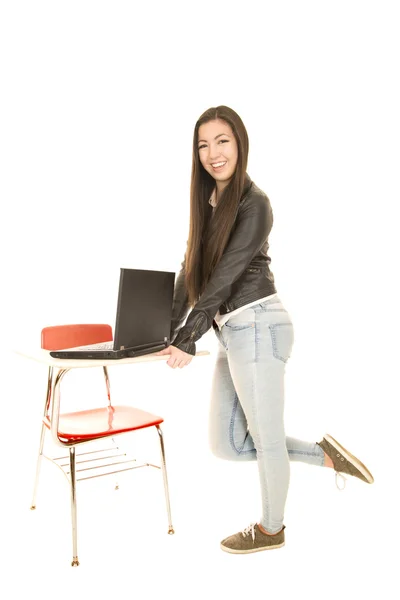 Linda adolescente de pie junto a un escritorio con una computadora —  Fotos de Stock