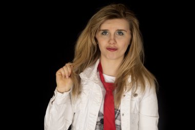 Beyaz ceket ve kırmızı kravat giyen kendine güvenen genç kadın