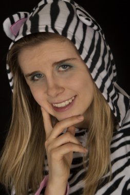 genç kadın siyah giyen gülümseyen ve beyaz çizgili pijama