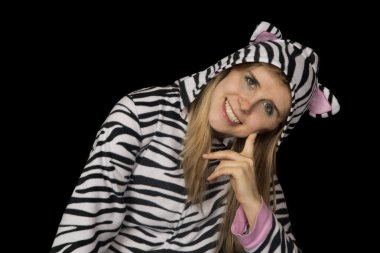 Sarışın kadın oturarak giyen kedi pijama gülümseyen
