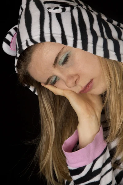 Porträtt av en kvinna som sover bär katt pyjamas — Stockfoto