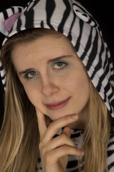 Jovem mulher vestindo pijama de gato close-up potrait — Fotografia de Stock