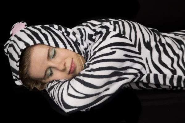 Vrouw dragen van kat pyjama's vaststelling van in slaap — Stockfoto