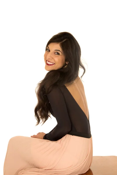 Dość brunetka kobiece kobieta model siedzący uśmiechający się widok z boku — Zdjęcie stockowe