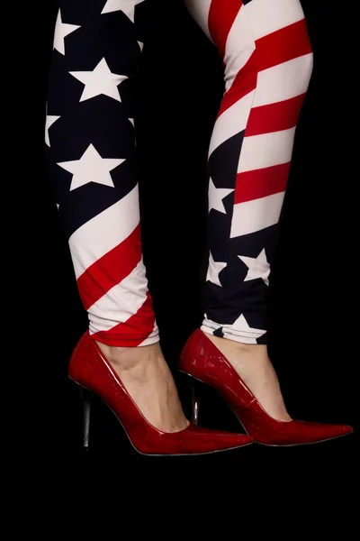 A női lábak zászló nadrágot visel közelről — Stock Fotó