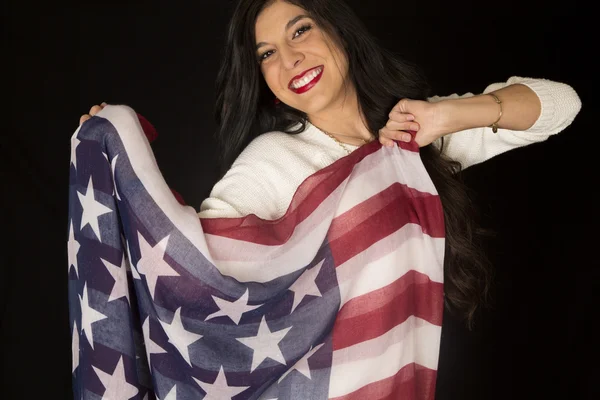 Mulher confiante orgulhosamente uivar um cachecol bandeira americana — Fotografia de Stock