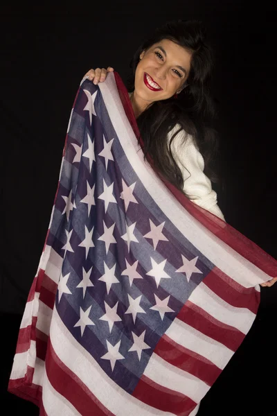 Escuro complected mulher bonita segurando cachecol bandeira americana — Fotografia de Stock