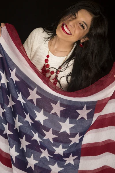 Prachtige donkere complected vrouw met een Amerikaanse vlag — Stockfoto