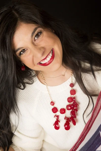 Vrij lachende vrouw met rode lippenstift en ketting — Stockfoto