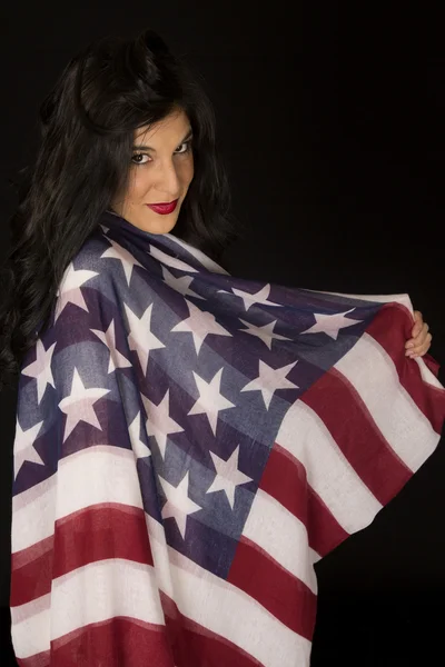 Dark complected žena s americkou vlajkou pověšený nad její shoulde — Stock fotografie
