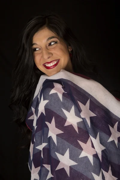 Mujer americana con bandera envuelta sobre su hombro sonriendo —  Fotos de Stock