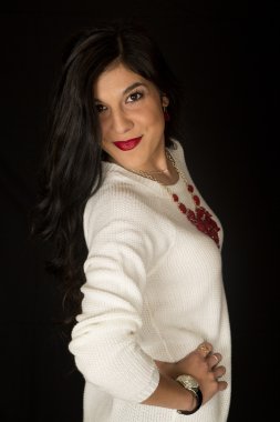 Güvenle elleriyle Merhaba ayakta güzel kadın modeli