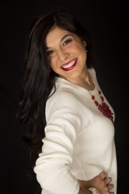 Kalçalarına onunla gülümseyerek kendine güvenen kadın modeli ayakta eller