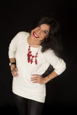 Beyaz kazak ve kırmızı kolye ayakta SMI giyen kadın modeli