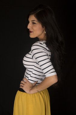 Yan görünümü kadın modeli dudak sıkı gülümseme düşünme