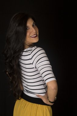 Çekici tan kadın modeli gülümsediğini omuz üzerinde seyir