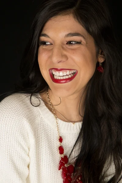 Retrato de una hermosa mujer morena con un collar rojo sonriendo — Foto de Stock