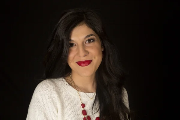 Hermoso protrait mujer bronceado usando suéter blanco backgro negro — Foto de Stock