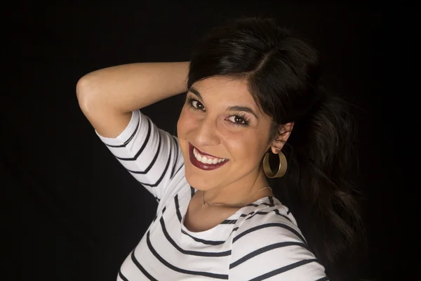 Retrato femenino bastante bronceado posando sosteniendo su cabello —  Fotos de Stock