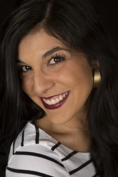 Retrato femenino de complexión oscura sonriendo con un top a rayas —  Fotos de Stock