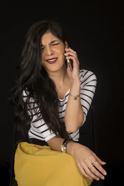 Hermosa mujer irritada hablando en su teléfono celular — Foto de Stock