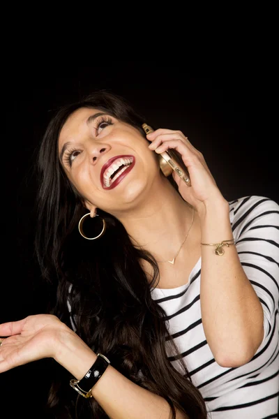 Happy mörka complected kvinna talar i mobiltelefon tittar upp — Stockfoto