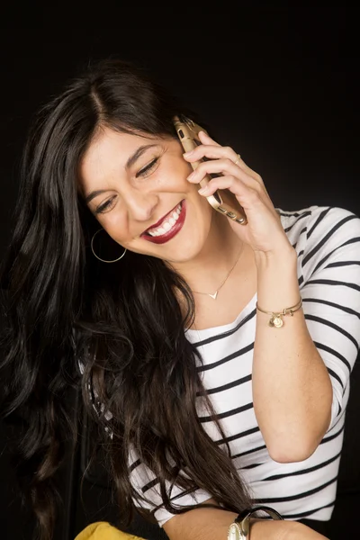 Heureuse femme brune parlant sur son téléphone portable souriant regardant d — Photo