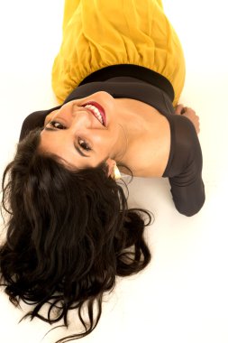 Güzel esmer kamera gülümseyen içine bakıyordu döşeme