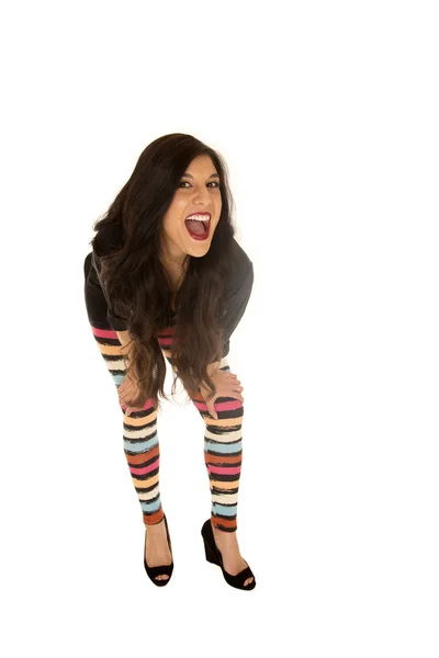 Bella donna leggings colorati appoggiati in bocca fotocamera aperta — Foto Stock