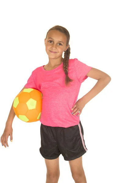 Hermosa joven de pie sosteniendo pelota de fútbol sonriendo —  Fotos de Stock