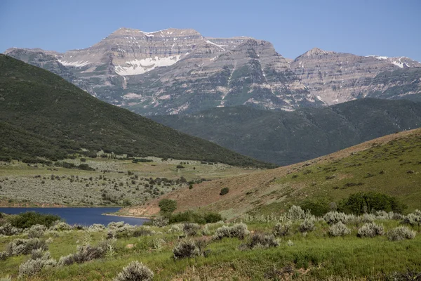 Horská Timpanogas sněhu na jaře sníh zelené údolí jezero — Stock fotografie