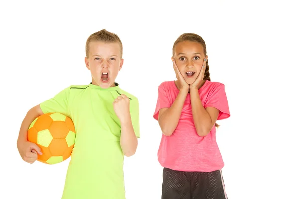 Pojken håller soccer ball tjej med glada ansiktsuttryck — Stockfoto