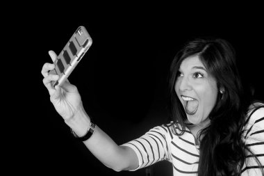 Siyah beyaz bir selfie hücre ph ile çekici bir kadın portresi