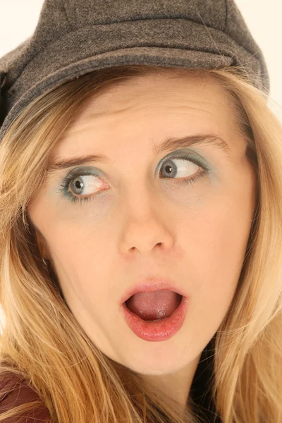 Женщина с открытым ртом смотрит в серую шляпу — стоковое фото