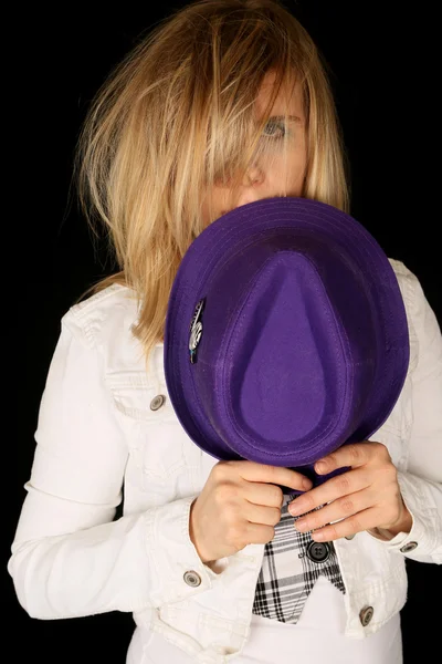 Fille tenant chapeau violet avec des cheveux sauvages et fous — Photo