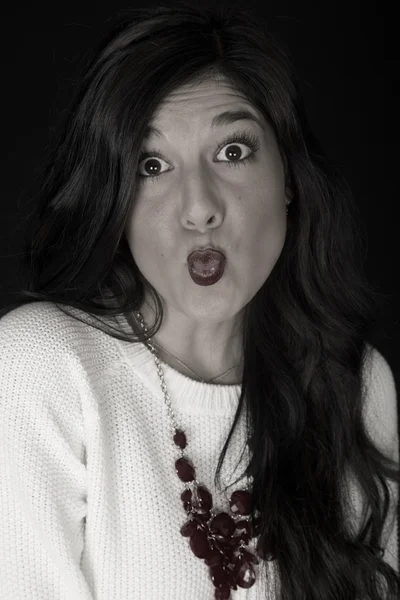 Ziemlich dunkel kaukasische Frau mit ihren Lippen aufgebläht selektiv — Stockfoto