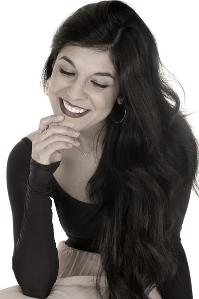 Hezká brunetka ženské sedící s úsměvem rukou na bradě selektivní co — Stock fotografie