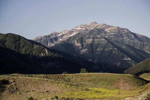 Provo Peak of the Rocky Mountains early summer landscape — Stock Photo, Image