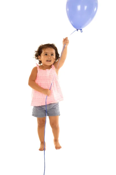 Niedliche lockige hispanische Kleinkind hält einen Luftballon — Stockfoto