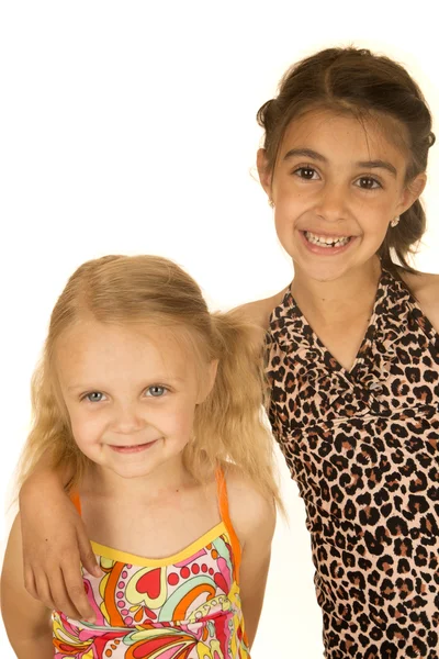 Duas jovens meninas felizes vestindo trajes de banho de pé e sorrindo Imagem De Stock