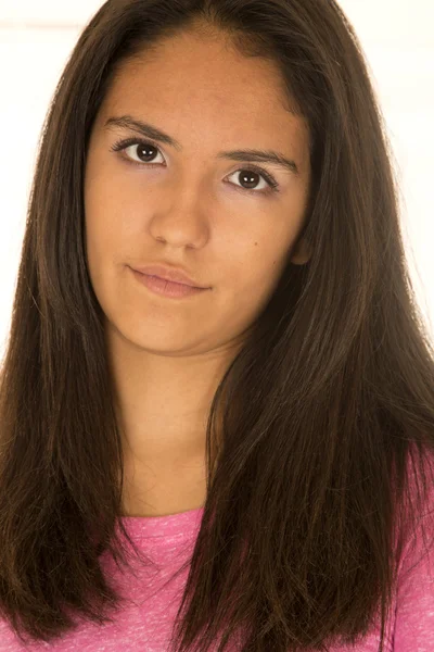 一幅漂亮的看着相机的西班牙裔美国人的年轻女孩肖像 — 图库照片