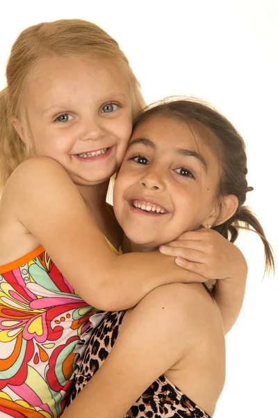 Hermanas lindas usando trajes de baño abrazándose sonrisas amorosas —  Fotos de Stock