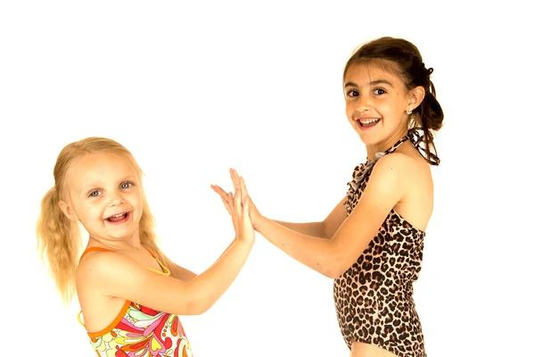 Carino giovani sorelle indossando costumi da bagno giocare pattycake sorridente — Foto Stock