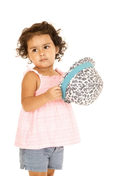 Hispanic copil fata holding o pălărie de imprimare leopard priviri sidew — Fotografie, imagine de stoc