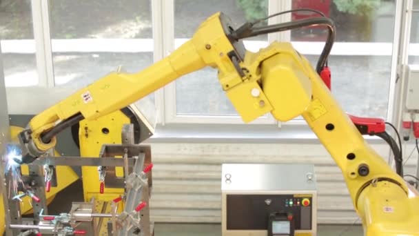 Automatisches Roboterschweißen mit Robotern — Stockvideo